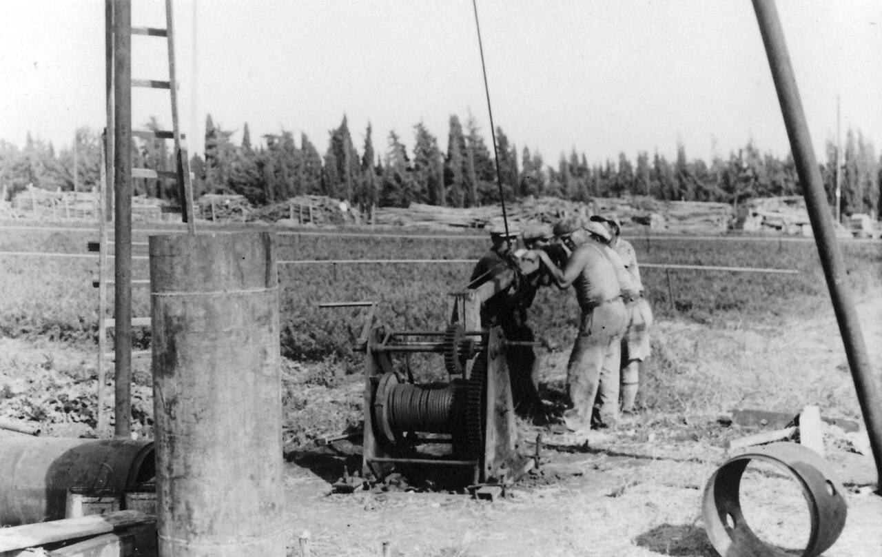 Gan-Shmuel - drilling a well in 1945, Econimy of Israel